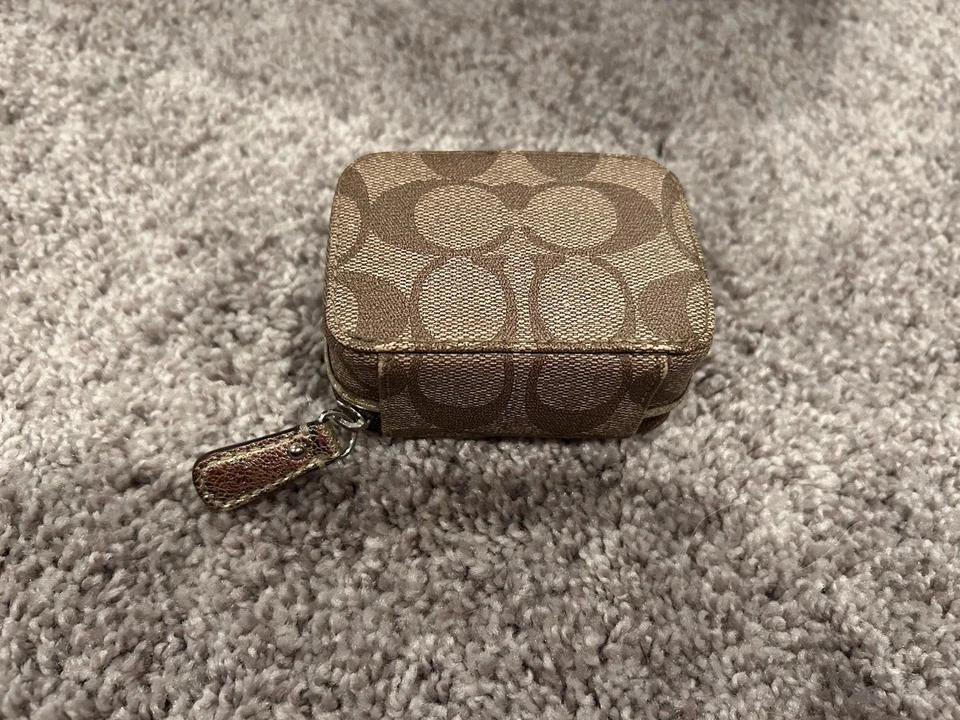 Estuche para Pastillas COACH Estrellas Cuero, Cremallera Rectángulo 3 Botellas para Pastillas Foto 3 de 3