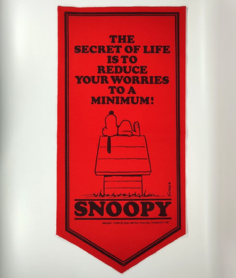 Vintage Peanuts Snoopy rotes Filzbanner ''Das Geheimnis des Lebens ist, Sorgen zu reduzieren''