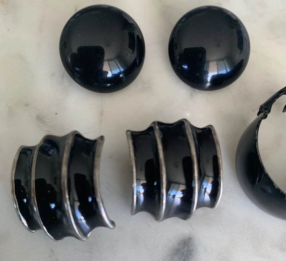 Vtg Acrylic Black Lot hoop earrings - Image 3 of 4