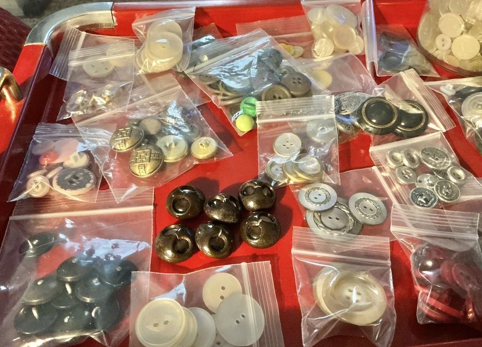 Bolsas de botones algunas están preseleccionadas mezcladas quité los frascos todas están en bolsas Foto 2 de 4