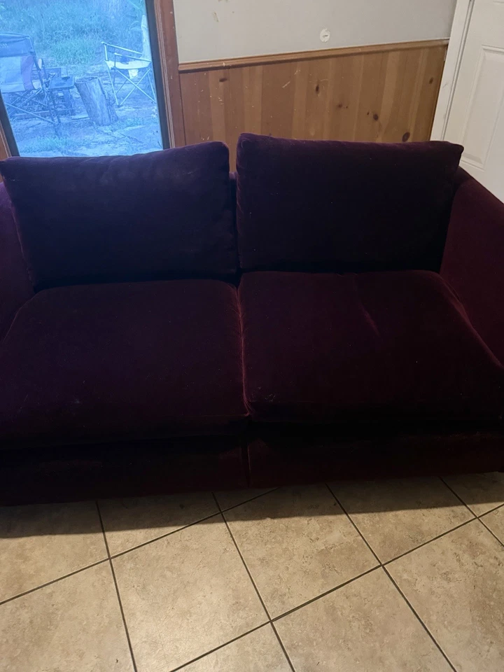 Dos sofás Knoll modernos de mediados de siglo. Terciopelo Borgoña Antiguo (1970-80). Foto 2 de 4