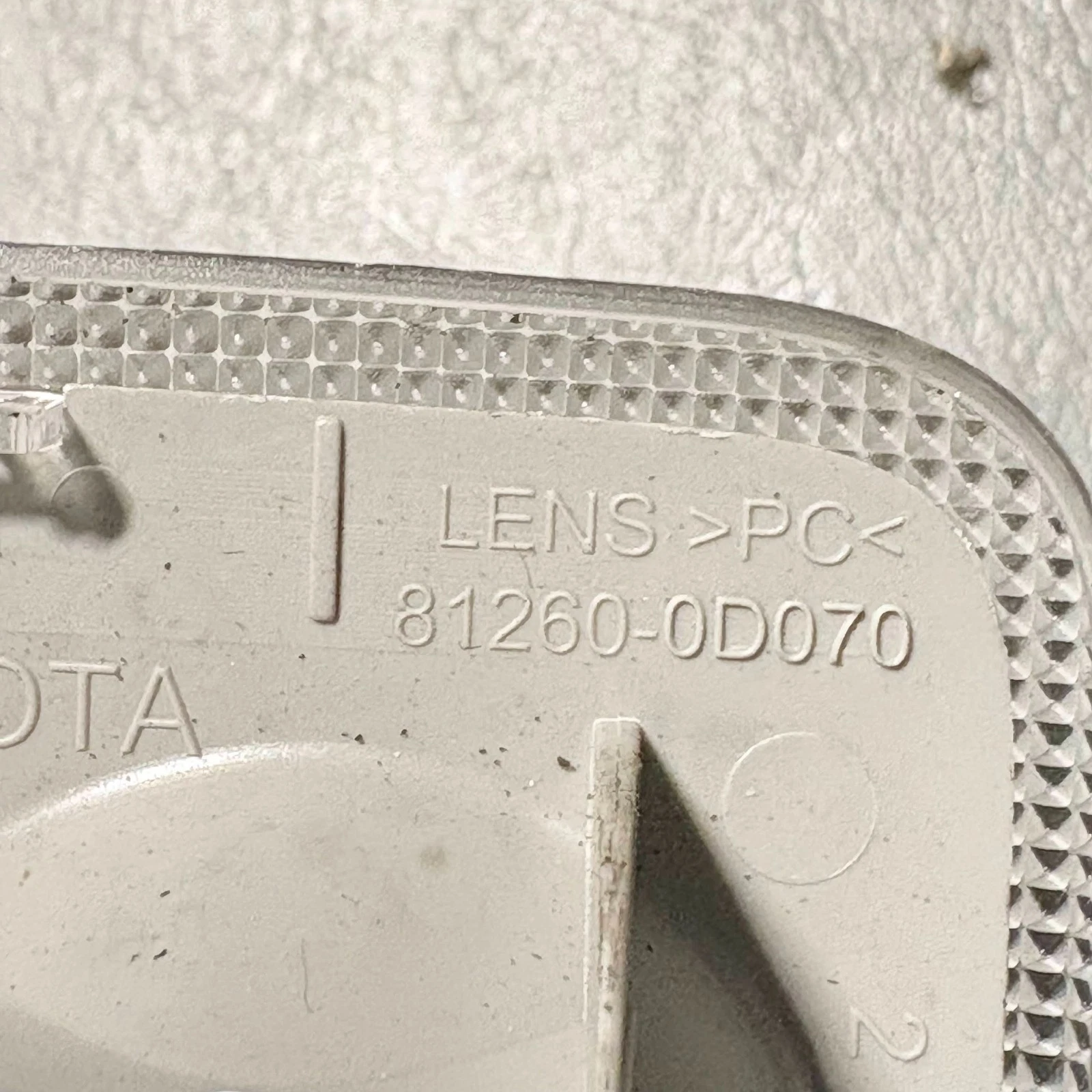Toyota Yaris roof lamp part number 81260-0D070 and PC polycarbonate material marking