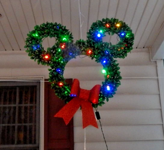 Corona Lowes Disney Mickey Mouse iluminada por LED 2,8 pies de alto con caja Foto 2 de 4