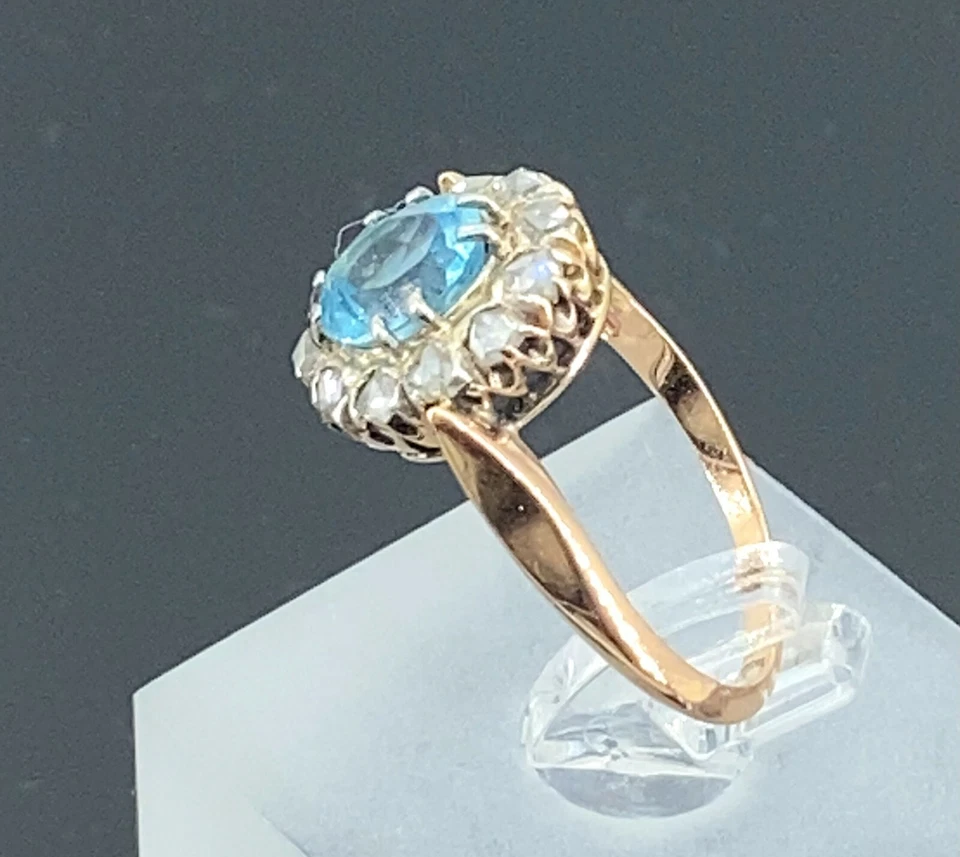 КРАСОЧНОЕ И ЯРКОЕ КОЛЬЦО. С АКВАМАРИНОМ И БРИЛЛИАНТАМИ В ЖЕЛТОМ ЗОЛОТЕ 18K - Изображение 3 из 4