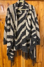 NWOT GRAY STRIPED FRINGED PONCHO SWEATER BY ROMEO & JULIETTER COUTURE SIZE LARGE