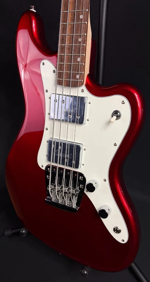 Bajo Squier Paranormal Rascal de 4 cuerdas acabado rojo manzana caramelo Foto 4 de 4