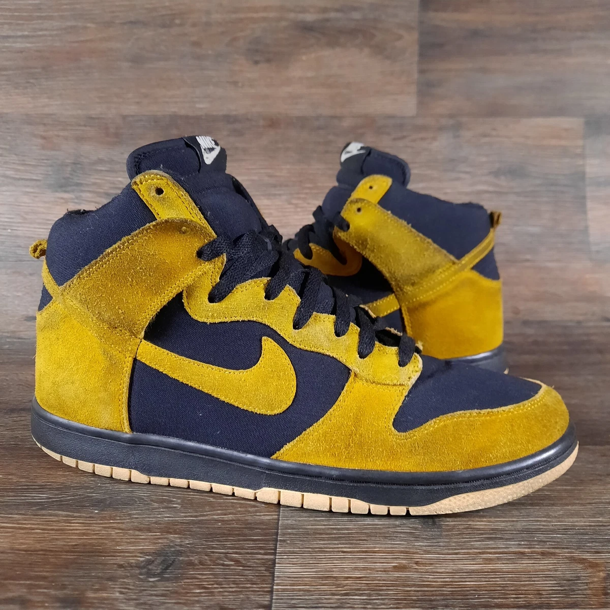 Nike sb shop dunk gold