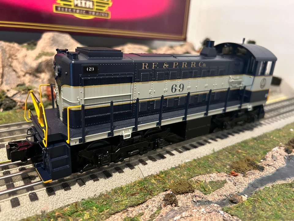 MTH 20-2498-3 Richmond Fredericksburg and Potomac S2 Diesel Dummy LN/Box - Image 2 of 4