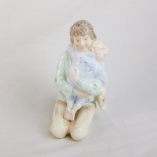 Moments In Time WEDGEWOOD Big Hug Bone China Mother & Child Figurine Unboxed VGC