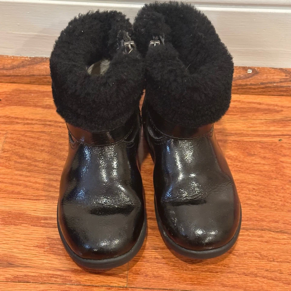 Bota UGG Gemma charol talla 8.5 charol negro Uggs Foto 4 de 4