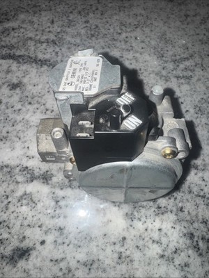 Gemini Gas Valve model 36G22 Type 213 D670785P01 36G22 213 used #G100