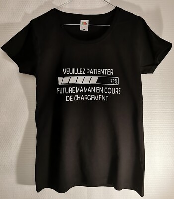 Schwarzes T-Shirt Bitte warten zukünftige Mutter beim Laden Größe S