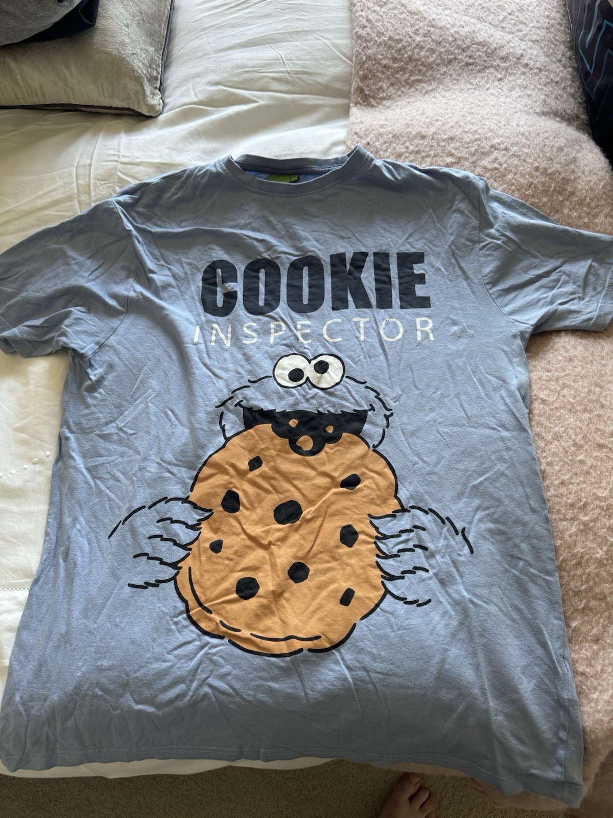 MENS  NOVELTY T SHIRT SIZE MEDIUM SESAME STREET COOKIE MONSTER COOKIE INSPECTOR