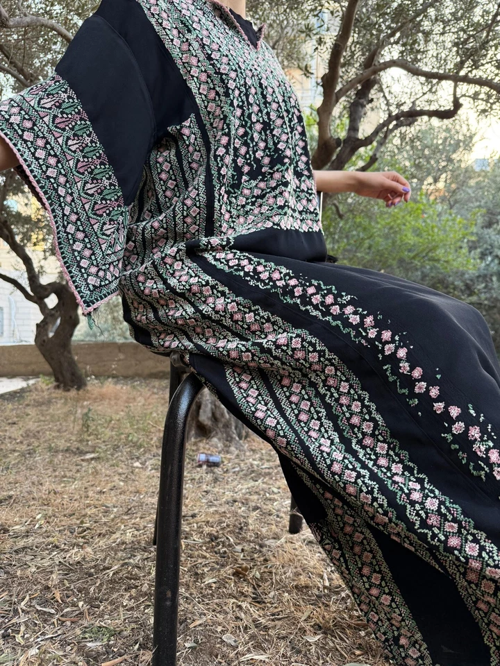 Vestido bordado 100 % tejido a mano Thobe - herencia palestina - Tatreez floral Foto 4 de 4