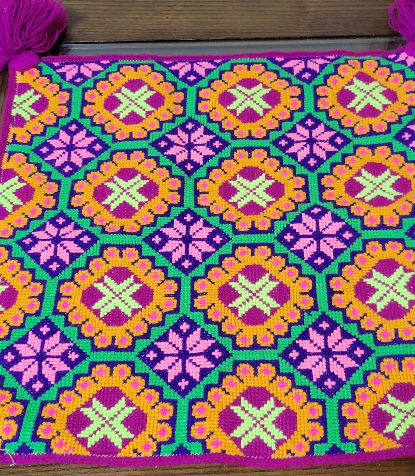 Funda Cojín Textil Huipil Tejida a Mano Guatemalteca De Colección - Bordado Maya Brillante Foto 2 de 4