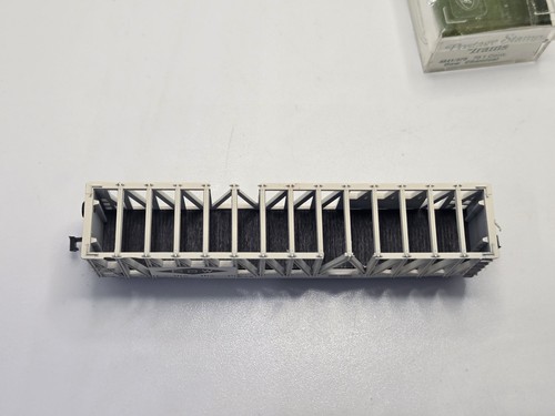 N Scale Postage Stamp DOW 70t Container Flat Car C37196 - Picture 7 of 13
