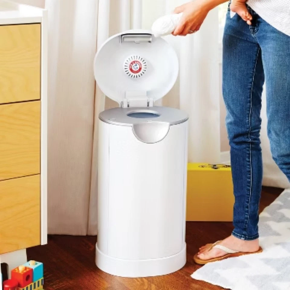 Cubo de pañales Munchkin con brazo y martillo, control de olores fácil uso con una mano Foto 3 de 4