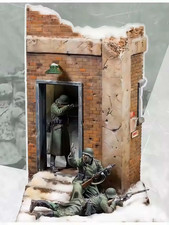 1/35 WWII German Soldiers Diorama Resin Kit – Winter Urban Battle Scene