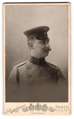 Fotografie J. Engelmann, Posen, Wilhelm-Strasse 8, Leutnant im Uniformmantel mi 