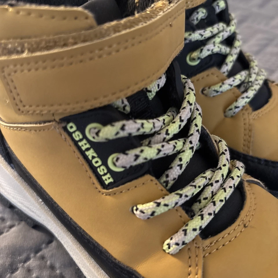 Oshkosh Boys High Top Hiking Winter Boots Size 11 - Image 2 of 4