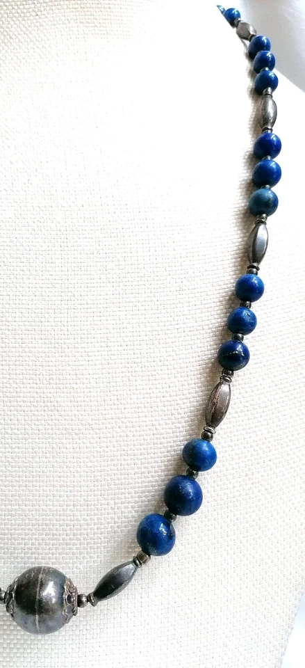 IMPORTANTE ANTICA COLLANA ETNICA IN LAPISLAZZULO ED ELEMENTI IN ARGENTO. - Immagine 2 di 4