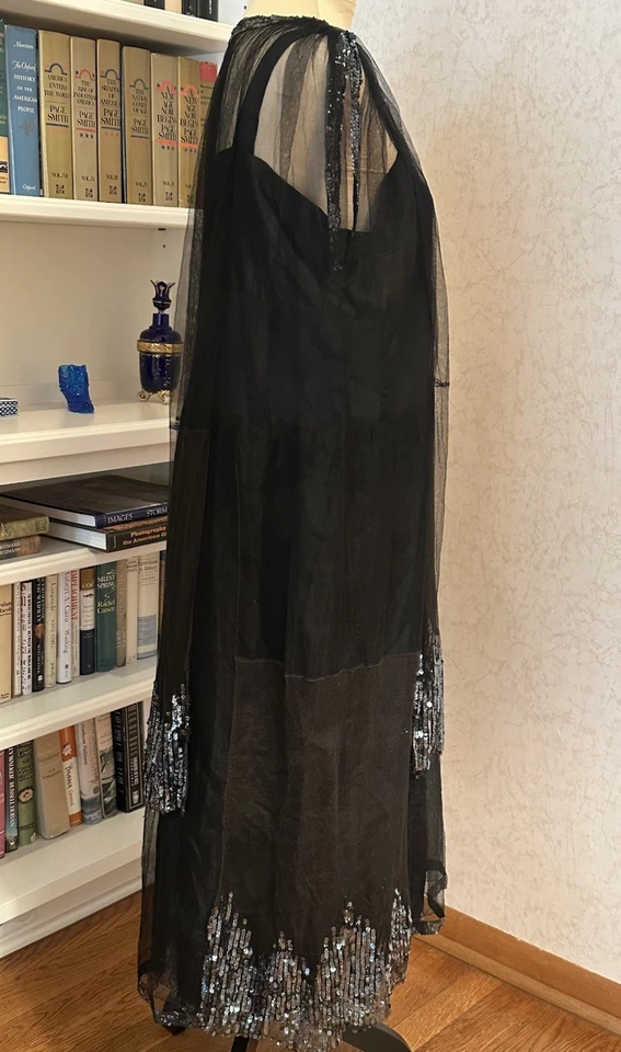 Antiguo vestido de aleta de los años 20 con lentejuelas Tuelle de seda negras gran Gatsby Art Deco Foto 4 de 4