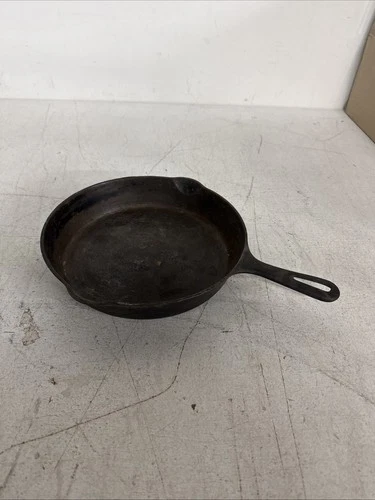 Griswold No.8 Cast Iron Skillet 704 E  Erie PA Small Logo DOUBLE SPOUT Sits Flat