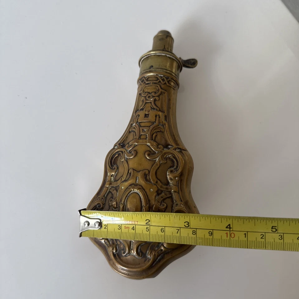 Chifre/garrafa antiga ornamentada de cobre e latão preto em pó Palm Beach Estate Find - Imagem 3 de 4