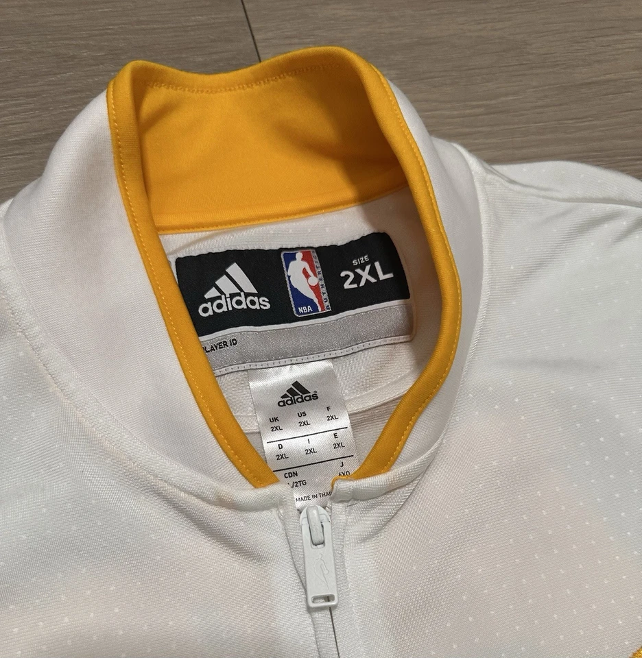 Chaqueta de calentamiento Adidas del año pasado talla 2XL de los Lakers Kobe Bryant Era camiseta blanca Foto 3 de 4