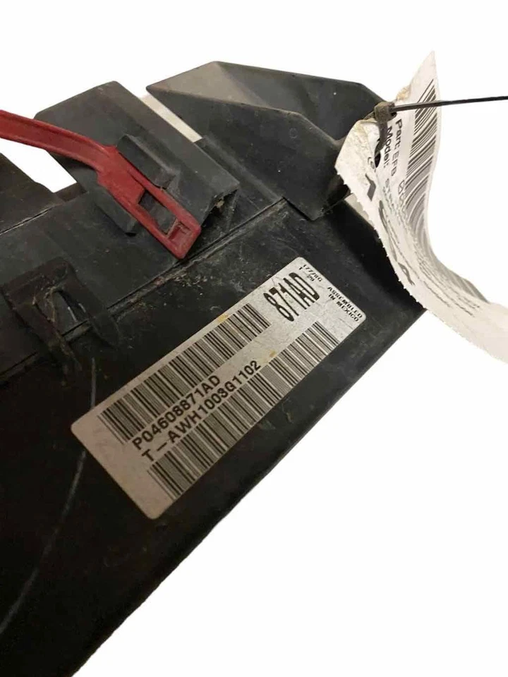 03 04 Caja de fusibles motor Dodge Stratus P04608871AD Foto 3 de 4