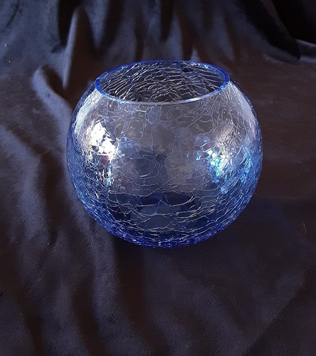 A BEAUTIFUL BLUE COLOURED VINTAGE GLOBE SHAPED CRACKLE GLASS VASE. V/G CONDT. VG - Picture 4 of 7