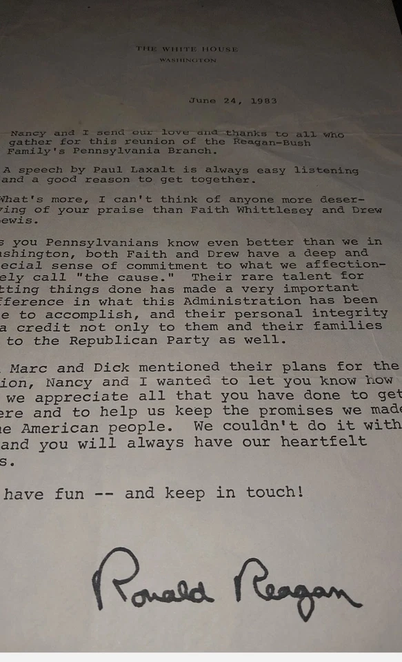 Carpeta de cartas de Ronald Reagan en papelería de la Casa Blanca y autógrafo Foto 3 de 4