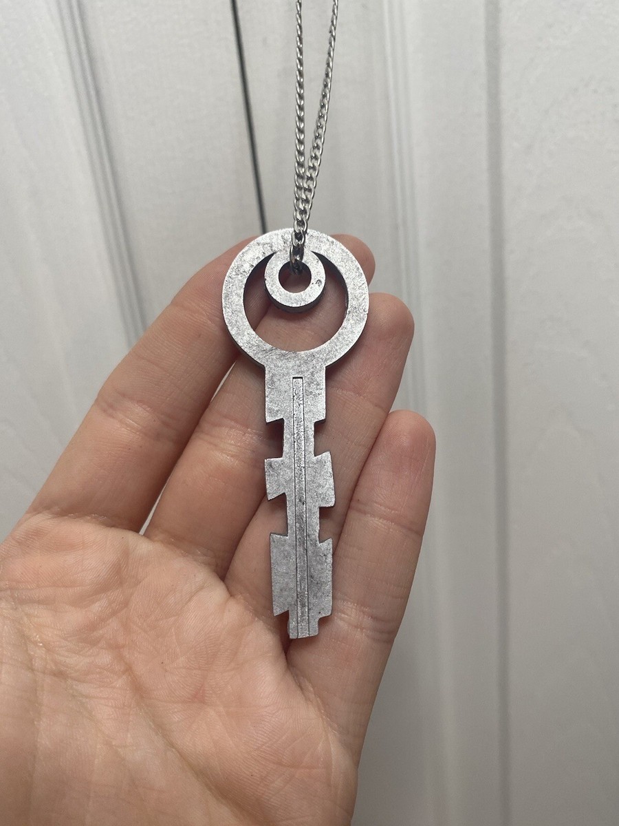 Saw III Amanda Young Key Necklace Jigsaw Prop Myers Leatherface