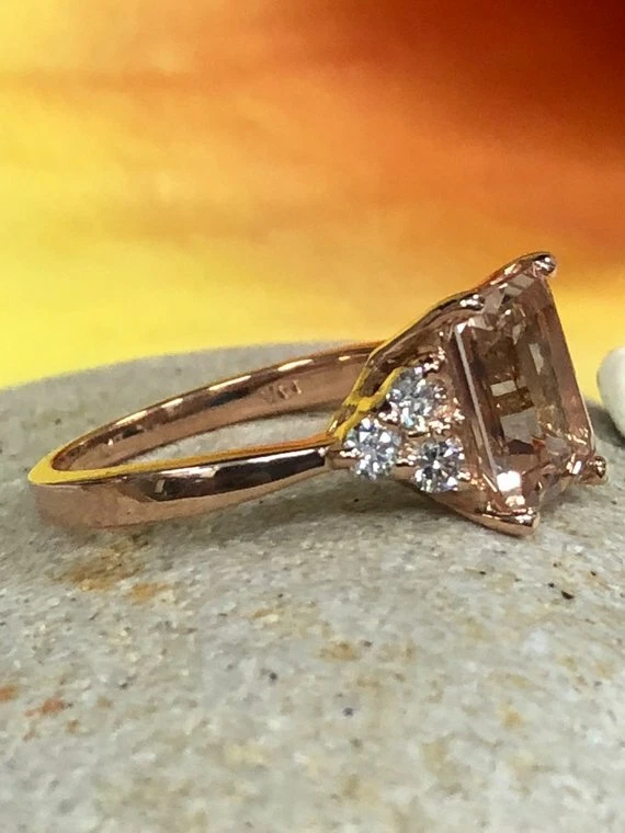 Anillo de compromiso de 3 piedras morganita melocotón creado en laboratorio de 1,9 quilates enchapado en oro rosa de 14 k Foto 3 de 4