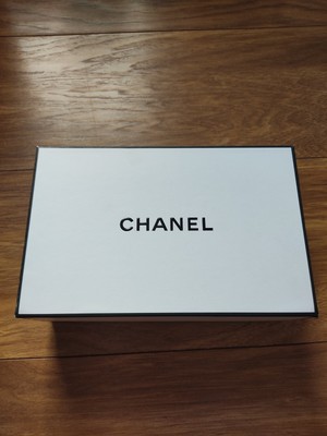 LEERE CHANEL GESCHENKBOX WEISS SCHWARZ MIT SEIDENPAPIER 22cm 14cm 7,5cm Luxusmarke