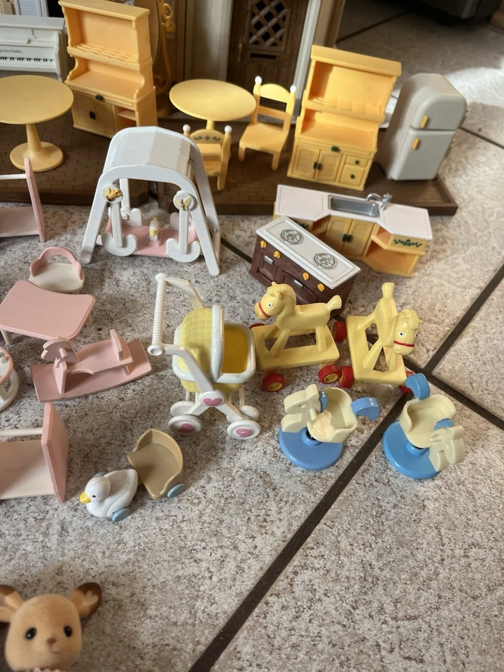 Casa de pueblo de lujo Calico Critters techo rojo casa de campo con critters y accesorios Foto 3 de 4