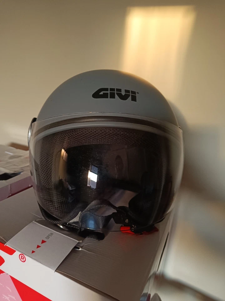 2 Caschi Nuovi A Solo 90 € (Marca Givi) - Immagine 2 di 4