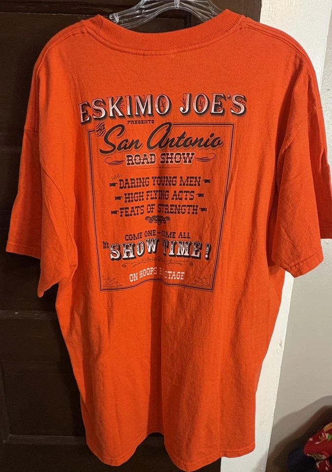 Camiseta Naranja Esquimal Joe’s San Antonio Road Show de Colección – OSU Baloncesto Grande Foto 4 de 4