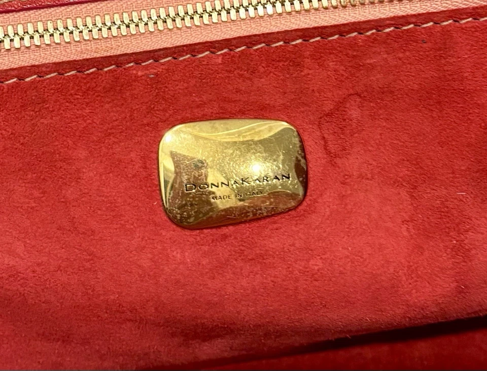 Cartera de cuero roja Donna Karan - Hecha en Italia - Herrajes dorados - 14” x 9” x 6” Foto 4 de 4