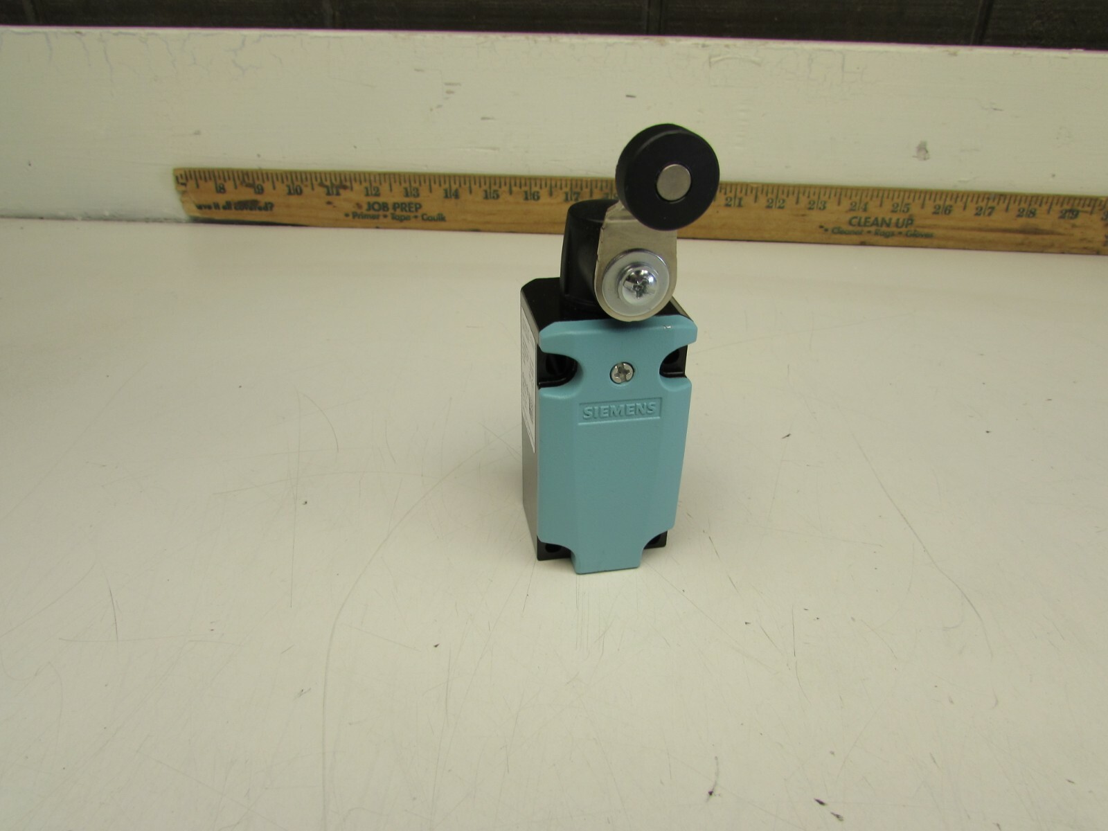 SIEMENS 3SE5112-0KH01, ROLLER LEVER LIMIT SWITCH , 240V/6A , N/NIB! MAKE OFFER!