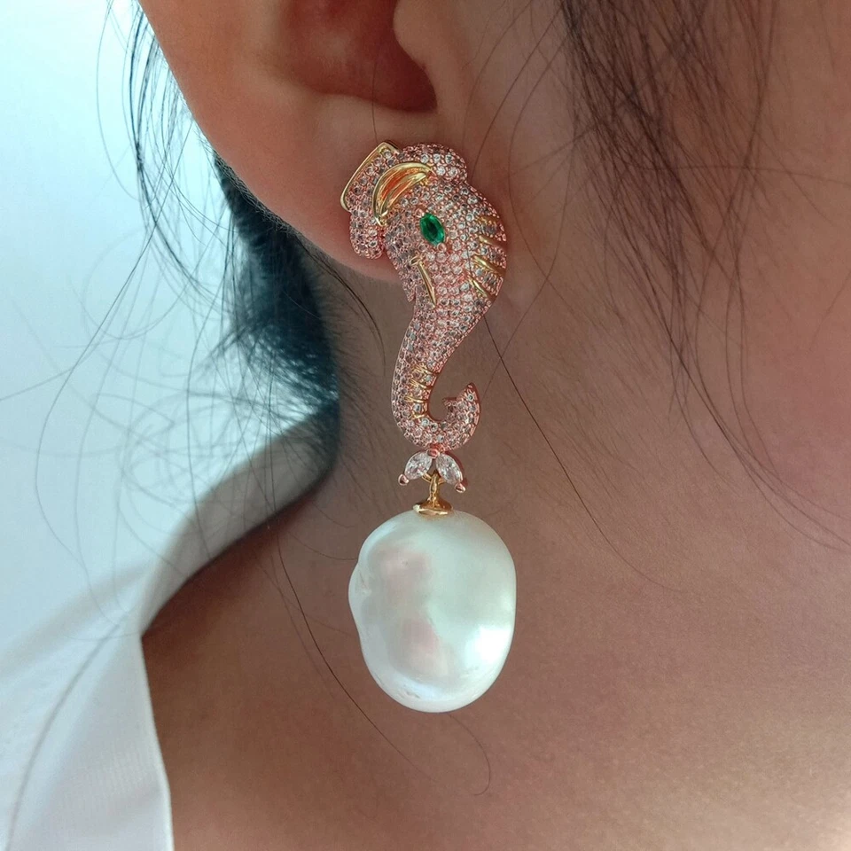 Pendientes de perlas Keshi blancas circonita cúbica pavé pasador elefante Foto 3 de 4