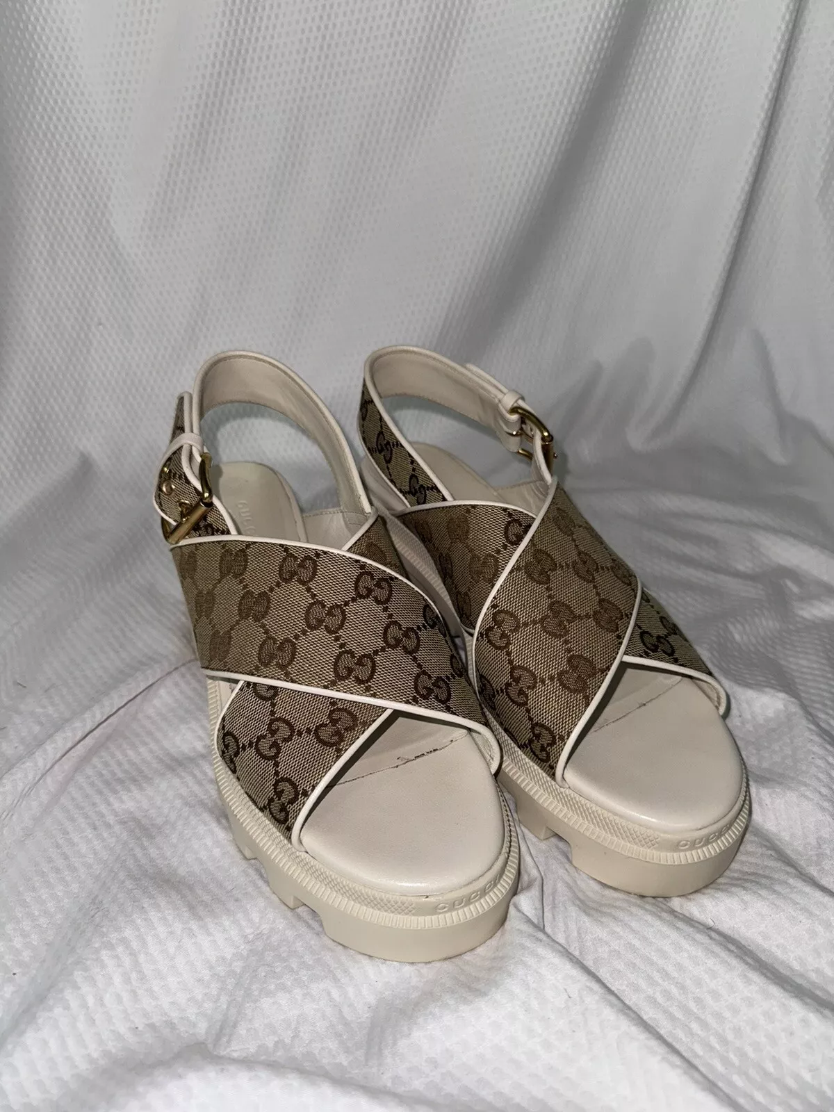 Sandale soleil GUCCI   GG Supreme Monogram Canvas Lug 40 EUC avec boîte et sac