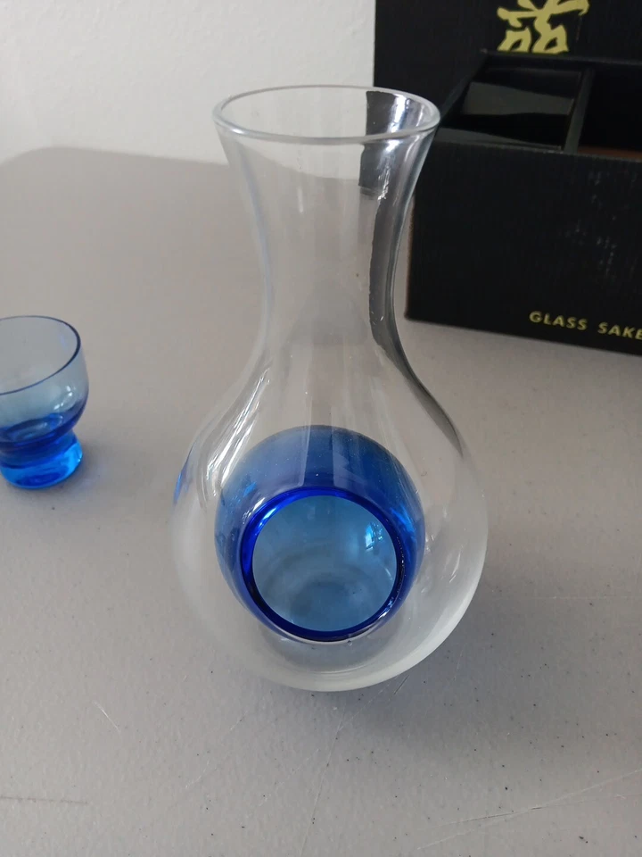 Juego de jarra de sake frío de vidrio Tokyo Sasaki azul colbalto japonesa en caja mediados de siglo Foto 4 de 4