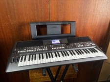 Yamaha PSR-S670 61-key Arranger Workstation w/ bag