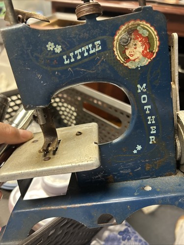 VINTAGE LITTLE MOTHER Hand Controlled Toy Sewing Machine, Blue, Seized Mechanism - Picture 2 of 7