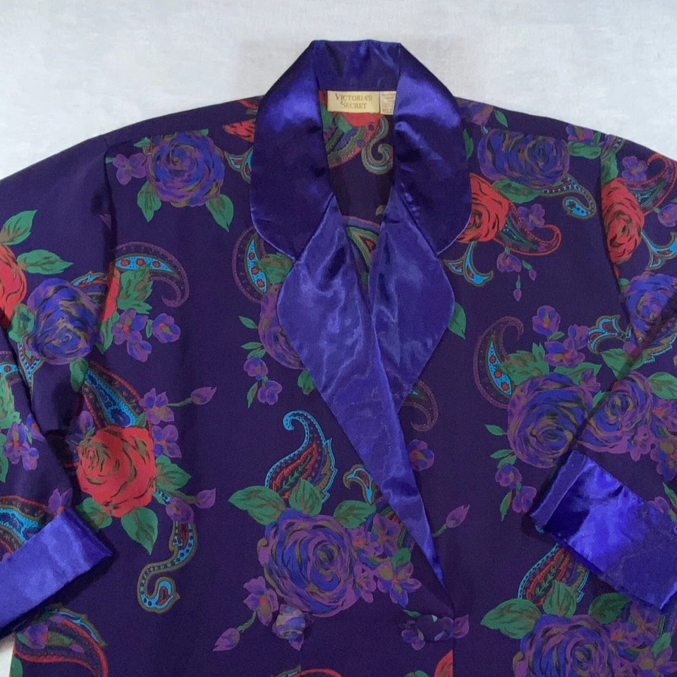 Винтажный блейзер Victorias Secret Lounge с золотой этикеткой и цветочным принтом атласный на 4 пуговицах фиолетовый - Изображение 2 из 4