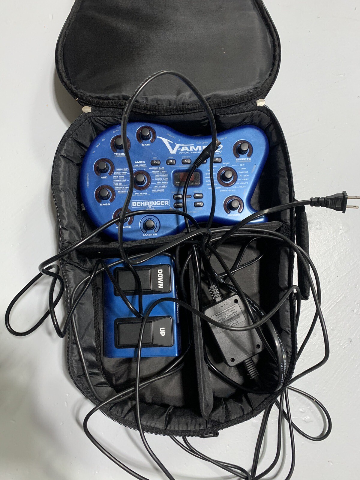 Behringer VAMP 2 Virtual Amp w/ Power Supply, Footswitch & Gig Bag