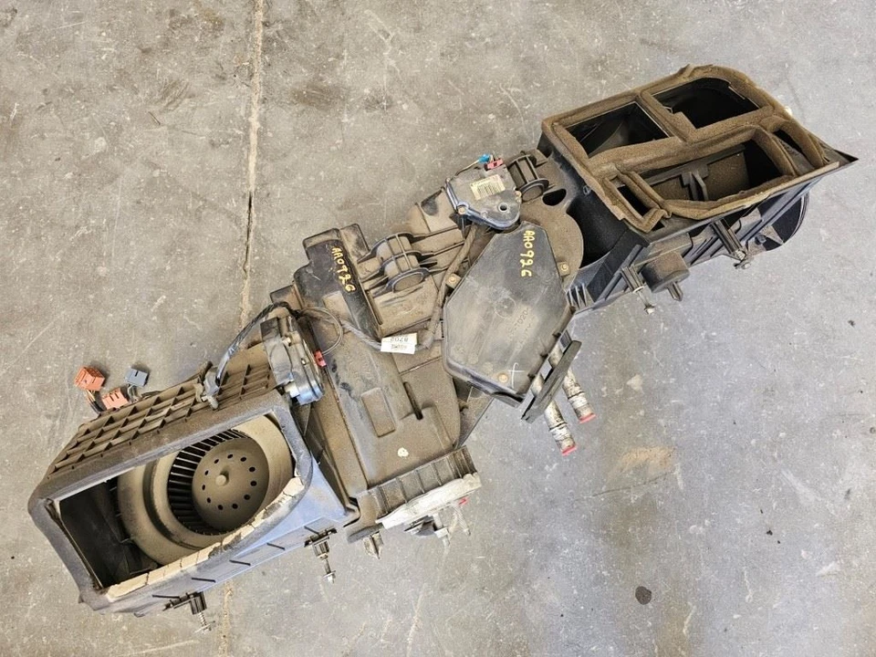 03-07 Sierra Silverado 2 Door SINGLE CAB Dash AC Evaporator Housing w Motor - Image 3 of 4