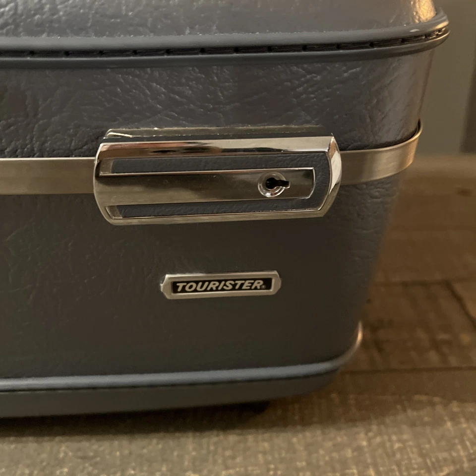 American Tourister ︱Blue Train Travel Makeup Case ︱1960'S with Tray - Image 3 of 4