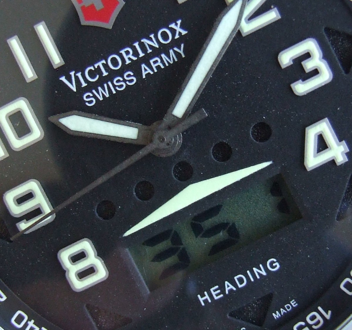 ULTRA RARE SWISS ARMY Men ST5000 LED Digital Compass TITANIUM 